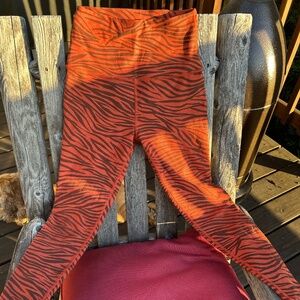 Beyond Yoga Tiger Workout Pants Size Small Super Soft